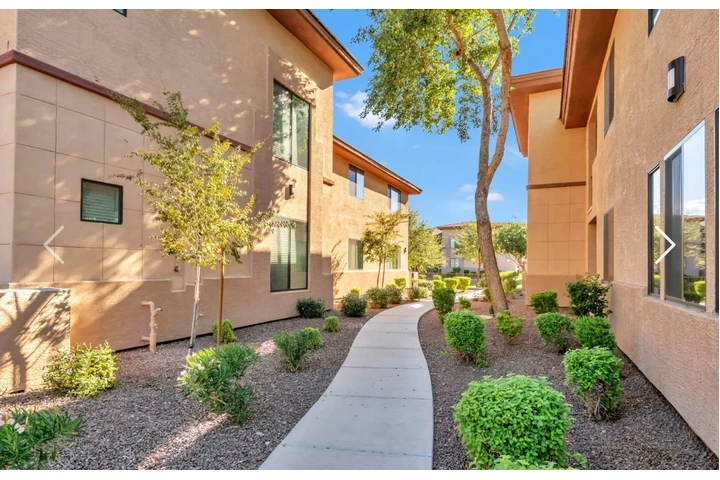 $1060 : Beautiful two bed  apartment image 6