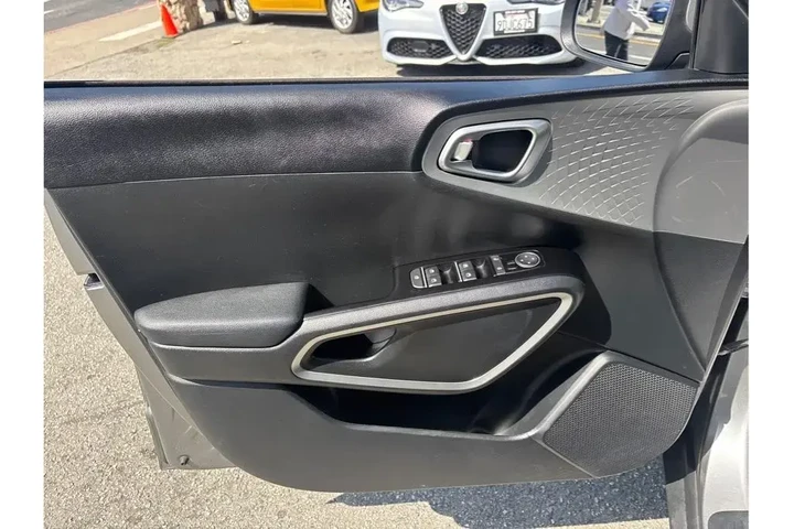 $16188 : Kia Soul 2023 S 4dr Crossove image 9