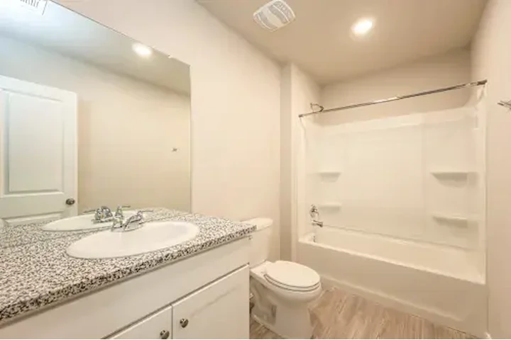 $910 : Well furnished apartments image 3