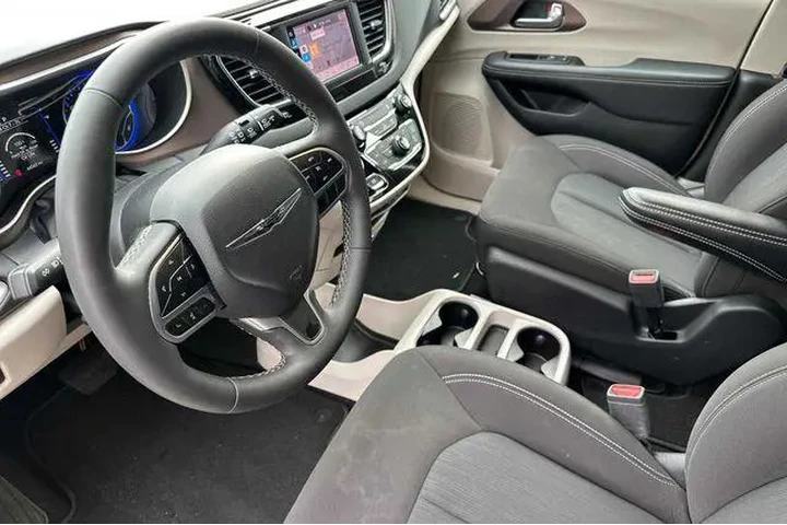 $24954 : Chrysler Voyager 2024 LX 4dr image 4