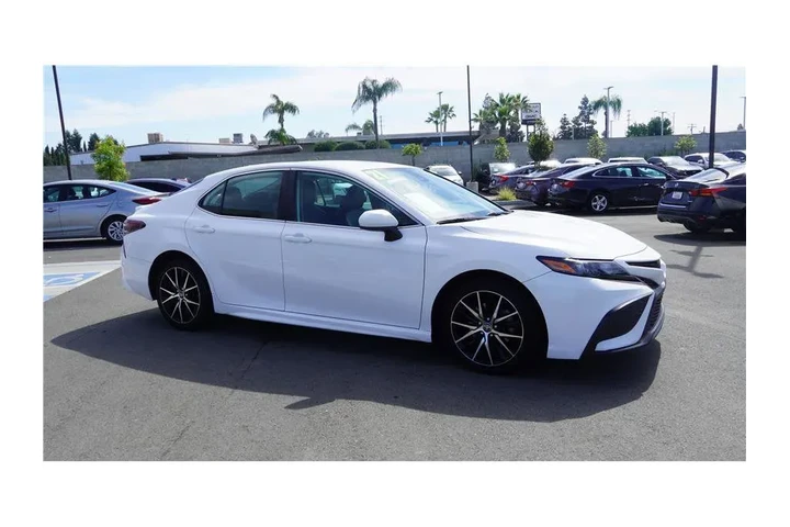 $25484 : 2021 Camry SE Sedan 4D image 4