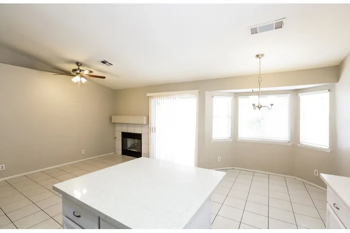 $1450 : Nice 3BED/2BATH in Las Vegas image 5
