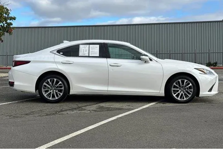 $32498 : Lexus ES 250 2022 AWD 4dr Se image 2