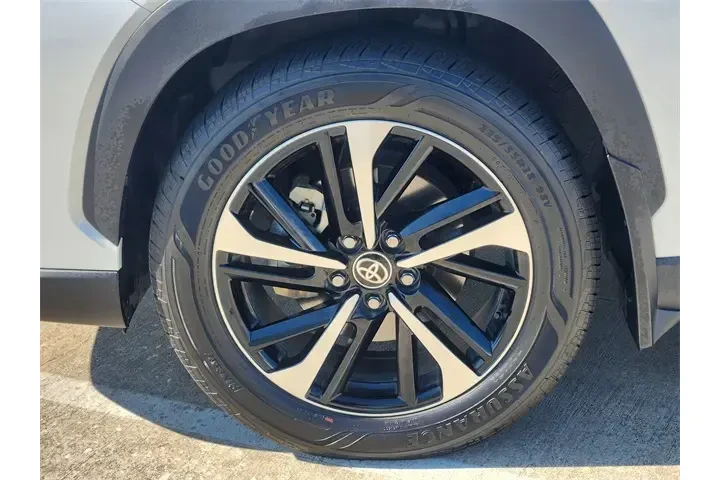 $31601 : Toyota Corolla Cross Hybrid image 10