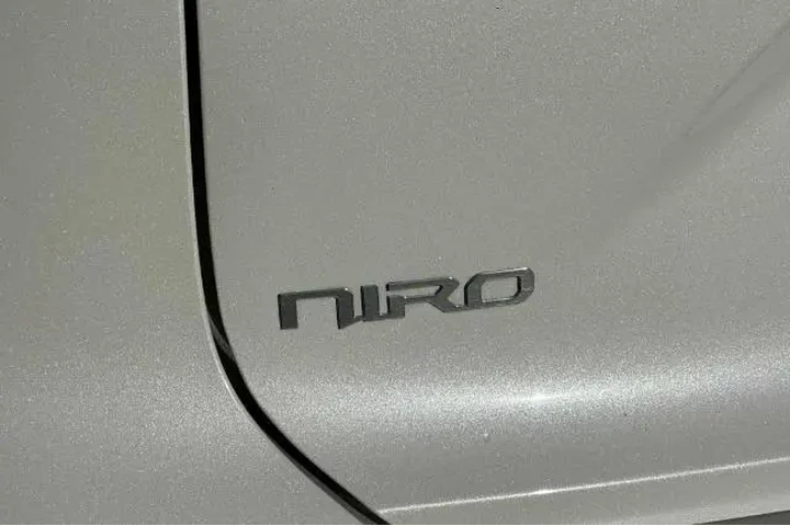 $22100 : Kia Niro EV 2023 Wave 4dr Cr image 9