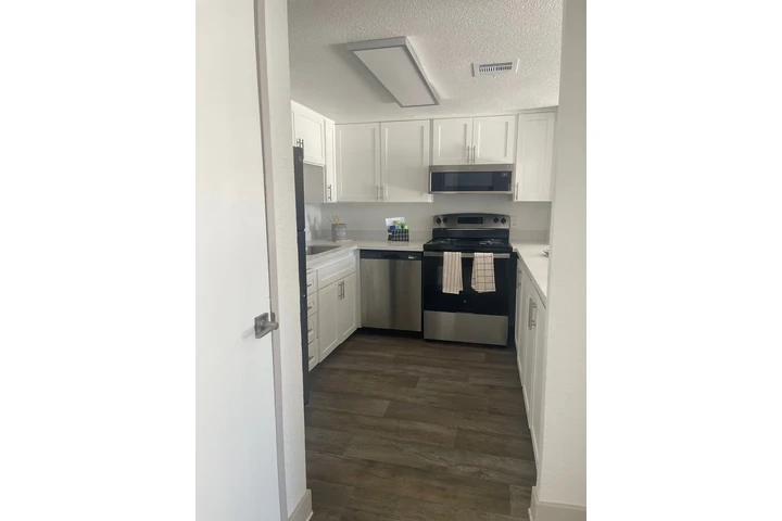 $1150 : The Glenn Apartments image 5