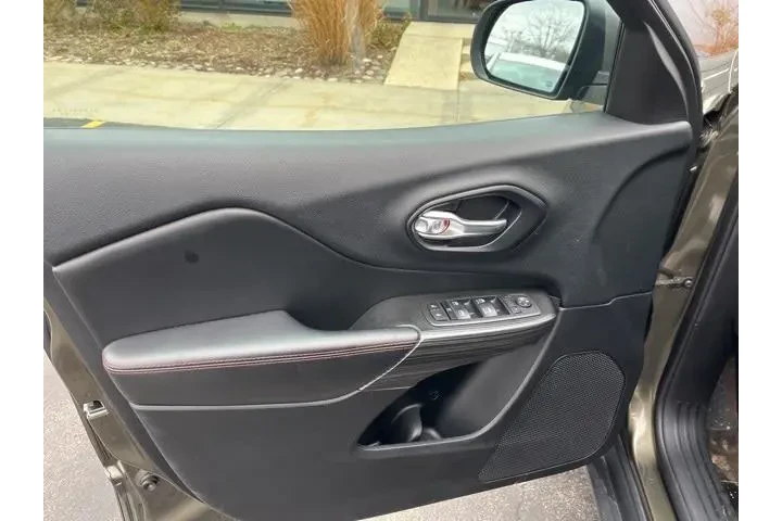 $7988 : Jeep Cherokee 2014 4x4 Trail image 6