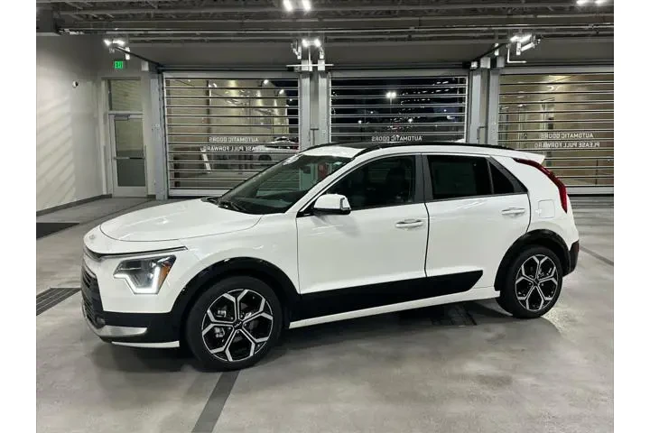 $27700 : Kia Niro 2025 SX Touring 4dr image 1