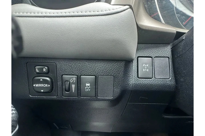 $13000 : 2013 TOYOTA RAV42013 TOYOTA R image 9
