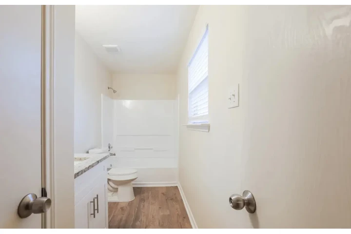 $1085 : SINGLE FAMILY HOME image 8