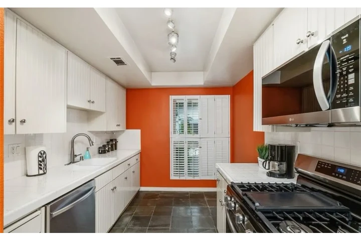 $2295 : 3 Bedroom Apt Huntington Park image 5