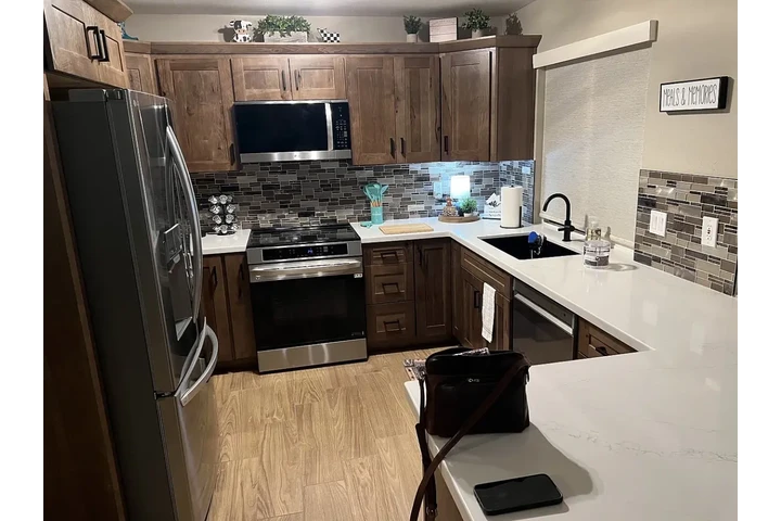 $1000 : Bright & Spacious 3/2 home image 5