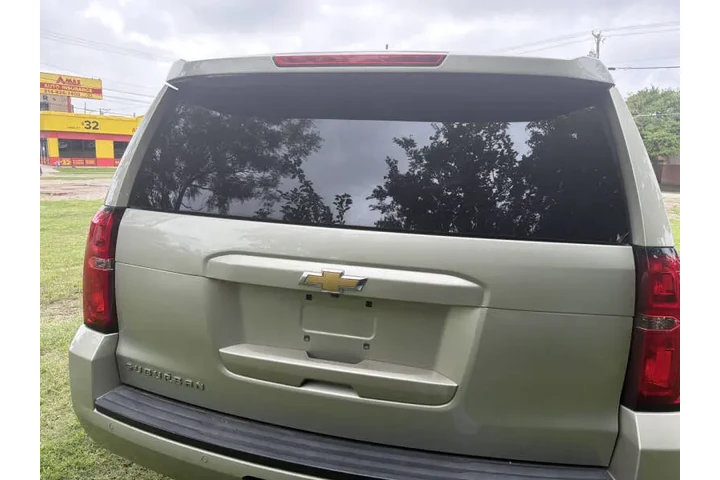 2017 Suburban LT image 10