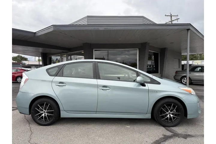 $12550 : 2013 Prius Three image 8