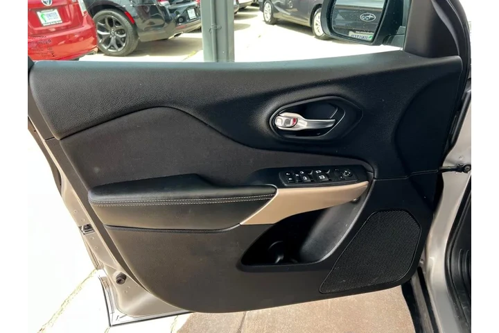 2017 Cherokee Latitude FWD image 10