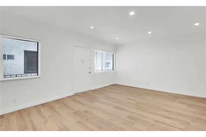 $2395 : 13018 Valleyheart Dr Unit 4 Lo image 3