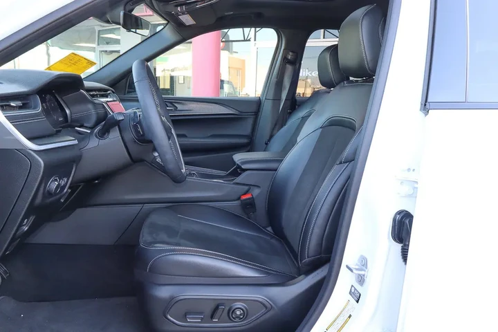 $38988 : 2025 Grand Cherokee L Altitud image 7