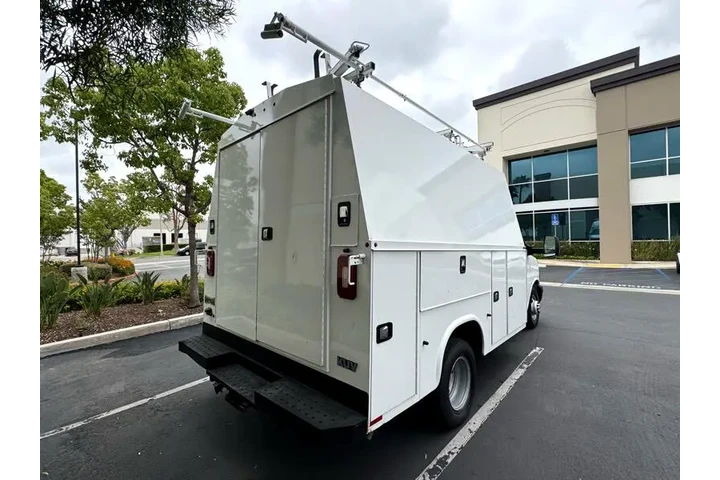 2022 Express G3500 image 3