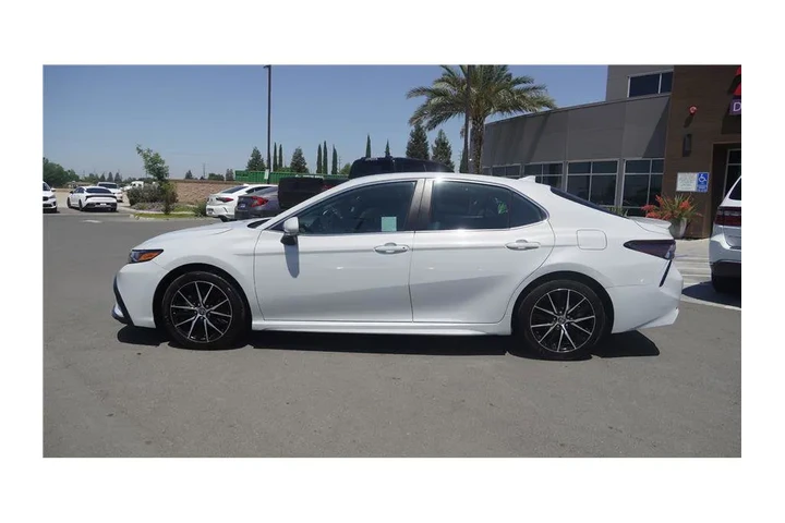 $27500 : 2024 Camry SE Sedan 4D image 9