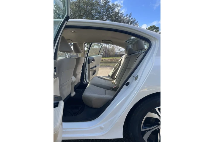 $7000 : 2016 Accord LX image 9