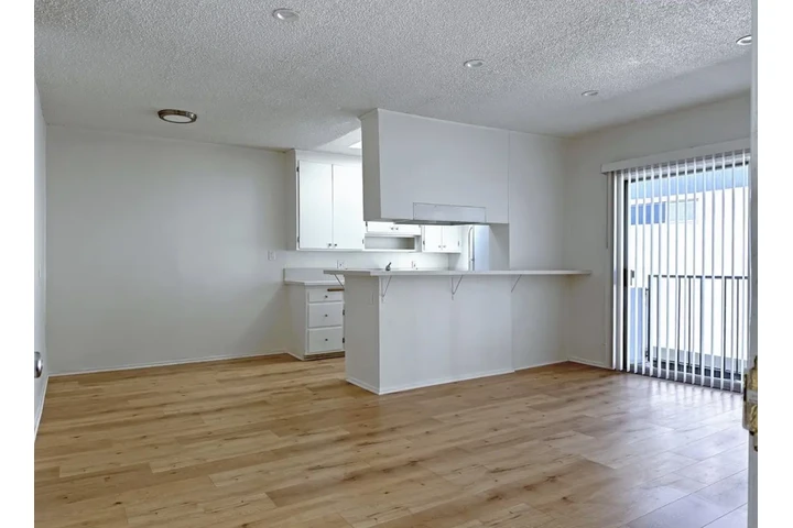 $1400 : 1Bed & Studio Apt in Glendale image 3