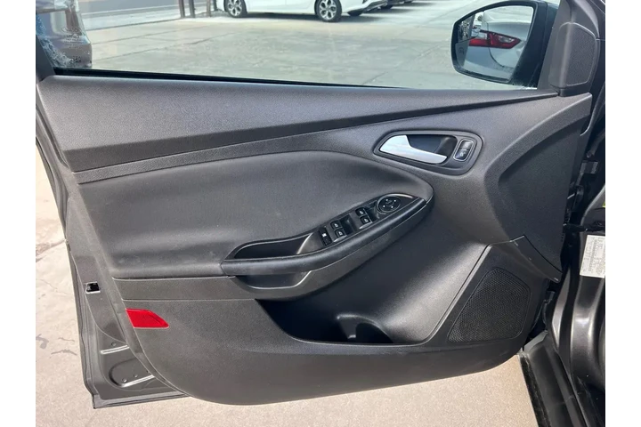 2018 Focus SE Sedan image 10