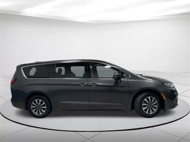 $29148 : Pre-Owned 2022 Pacifica Hybri image 2