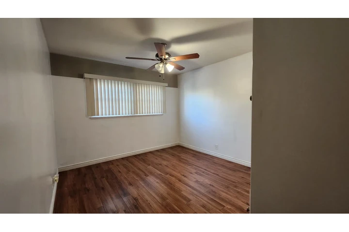 $1100 : En Glendale, se renta cuarto image 1