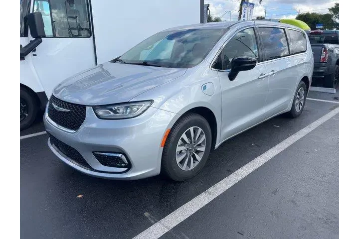 $26797 : Chrysler Pacifica Plug-In Hy image 8