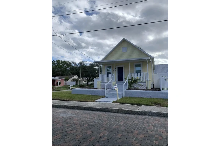 $900 : Newly renovated Hardwood floor image 1