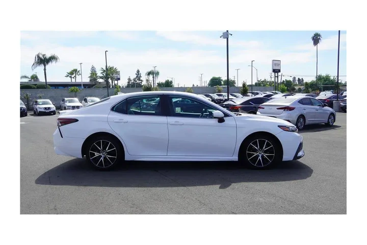 $25484 : 2021 Camry SE Sedan 4D image 5