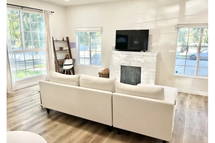 $1050 : beautifully Cute family home image 2