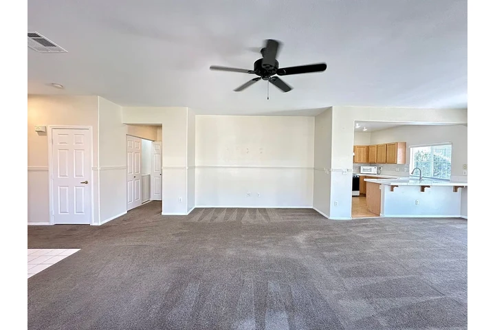 $900 : Wonderful open and spacious ! image 4