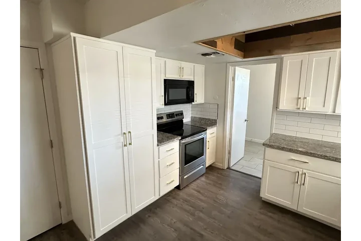 $1000 : 2Bed 1.5Bath Single Home image 7
