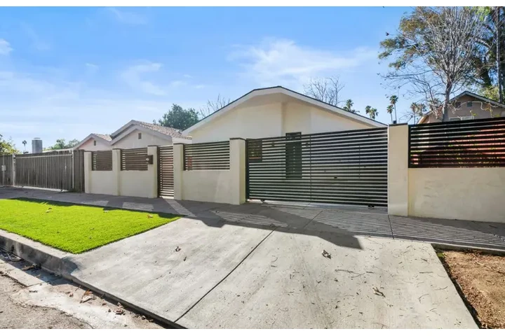 $2430 : 3bed and 2bath Korean town LA image 2
