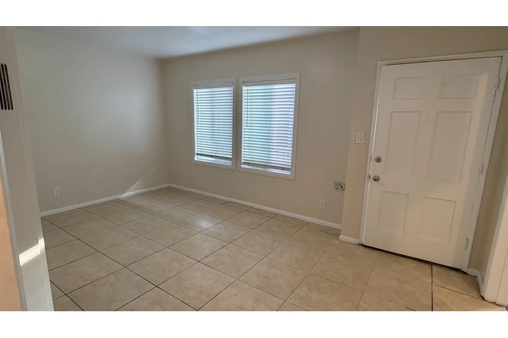 $1850 : Apartamento en South Gate image 1