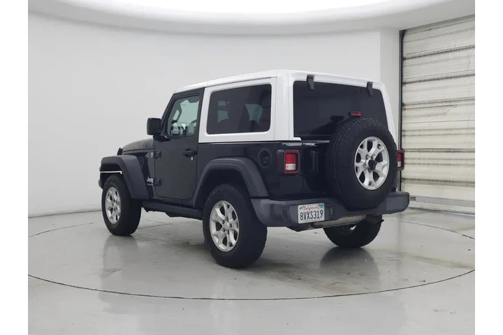 $27998 : Jeep Wrangler 2021 4x4 Islan image 2