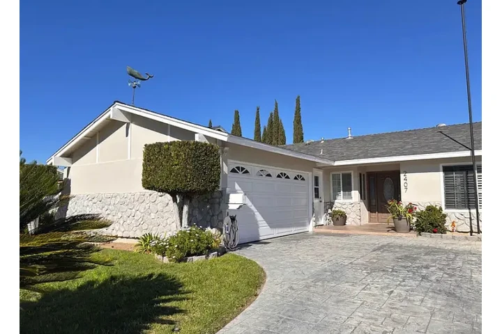 $2100 : 🍄Home Freshly Updated🍄 image 2