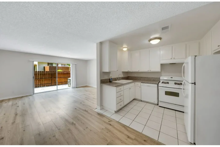 $2350 : 3Bed/2Bath Apt in Los Angeles image 3