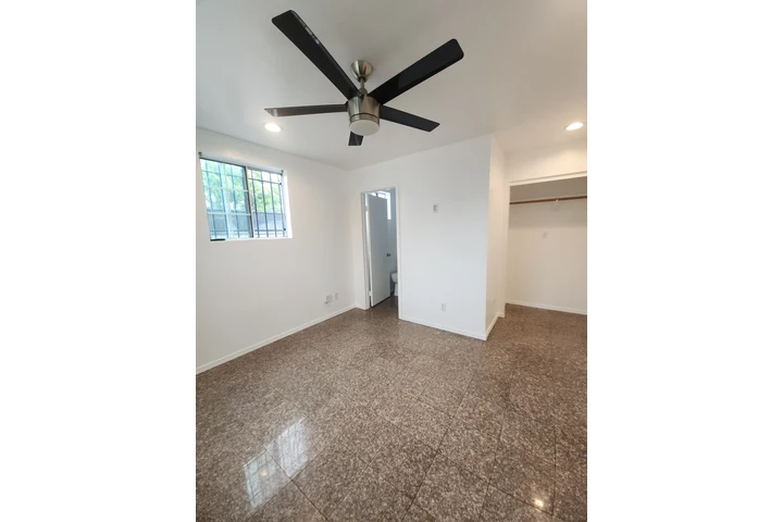 $1200 : Se renta cuarto con bano image 5