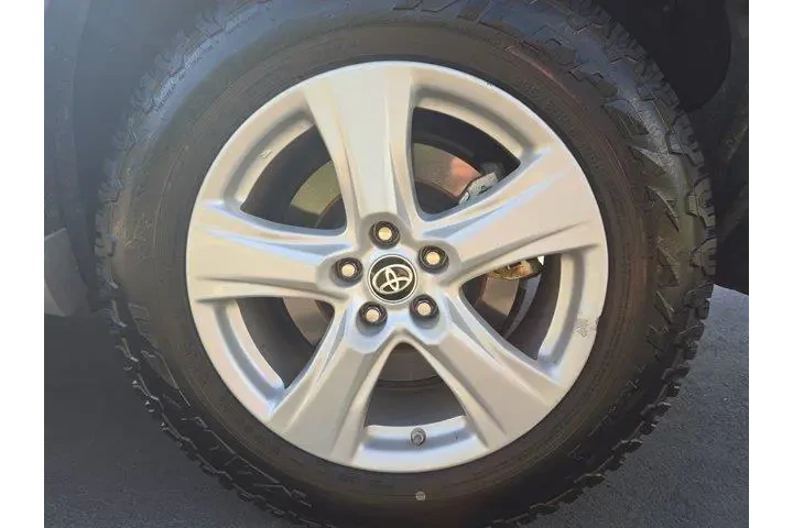 $29995 : Toyota Highlander 2021 LE 4d image 6