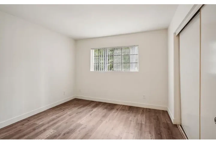 $2350 : Los Angeles image 8
