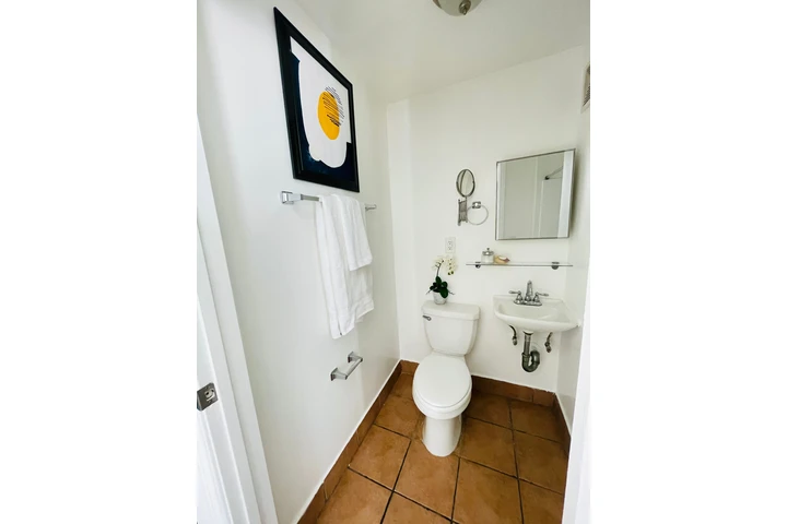 $1345 : Justo en el corazón de DTLA! image 6