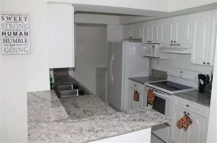 $2440 : WestChester  Miami image 3
