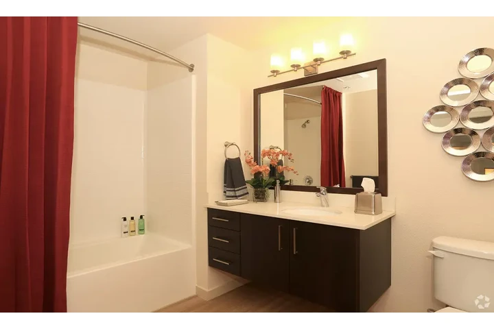 $2500 : MODERN  1 BEDROOM APARTMENT image 8