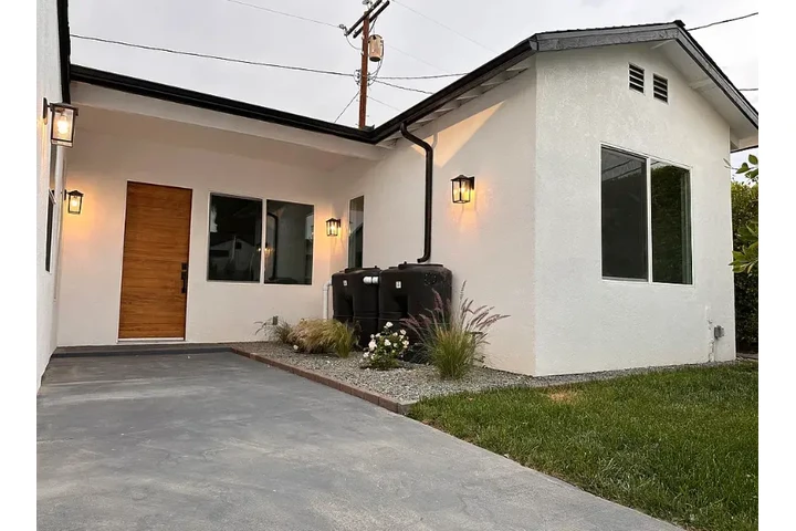 $2500 : 3 bed 2 bath home in koreatown image 1