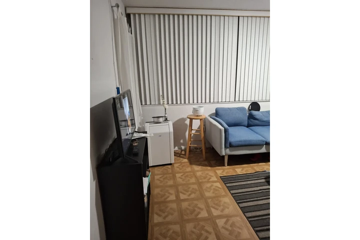 $750 : Rento cuarto a dama image 2