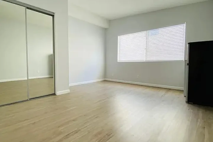 $1400 : 1 bedroom apartment in LA image 3