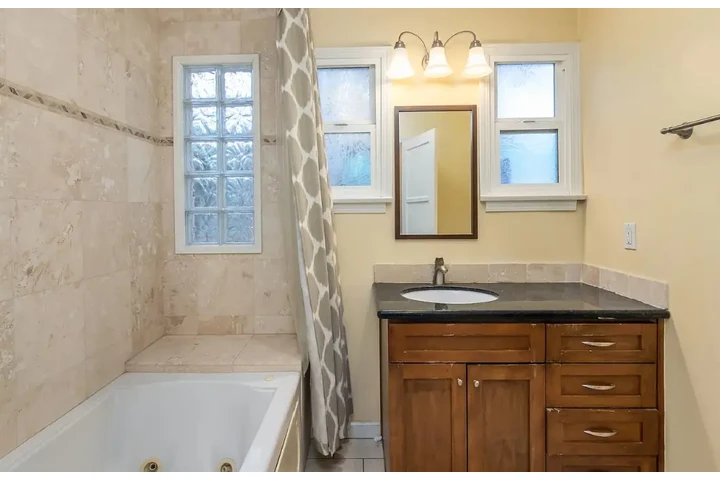 $2750 : 3 bedroom house available image 3