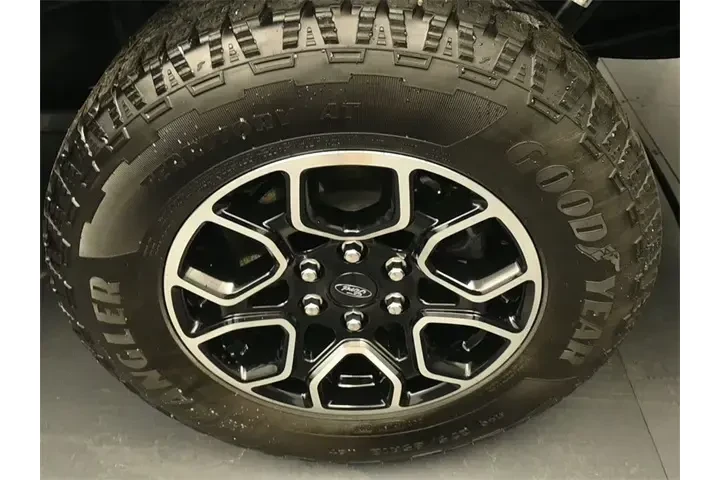 $39911 : Ford F-150 2023 4x4 XLT 4dr image 9